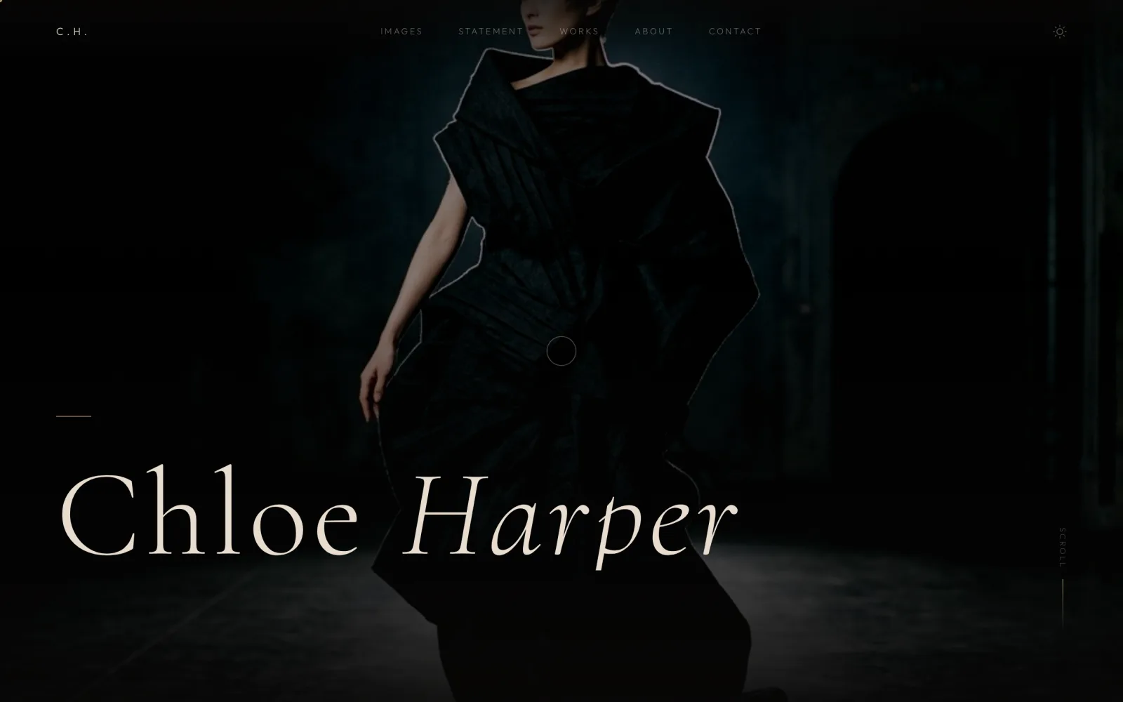 Chloe Harper — 高級感のあるLPの実例：画面の97%を暗部にしたファーストビュー