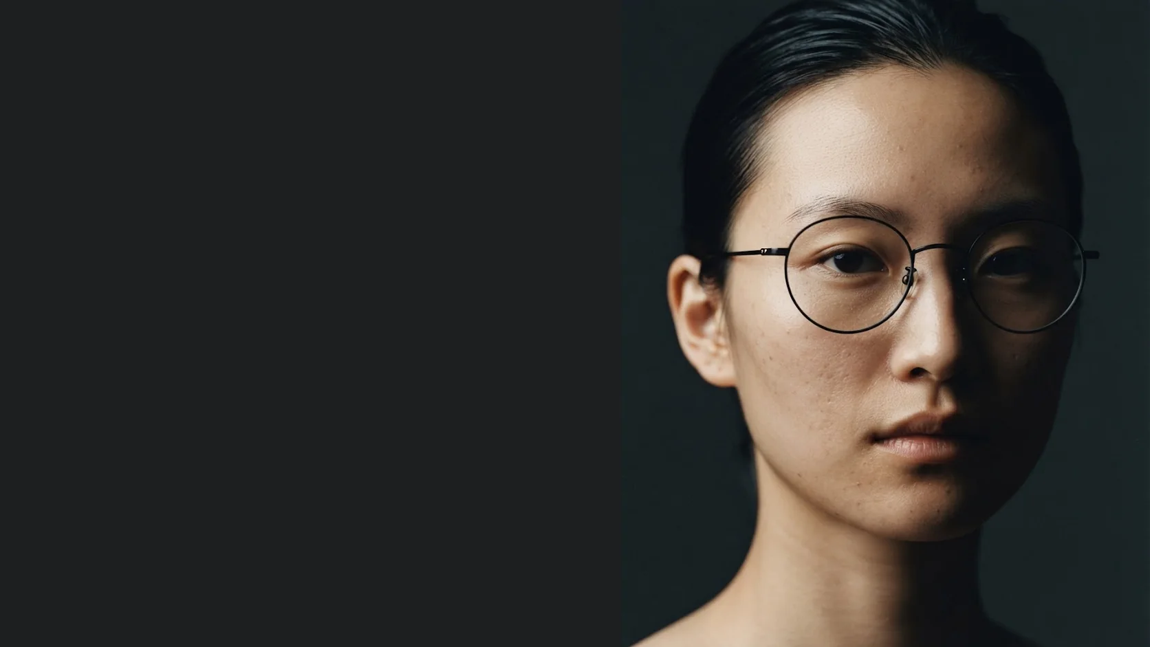 丸い黒鉄の眼鏡をかけた女性の横顔 — 0.1 millimetre のキービジュアル